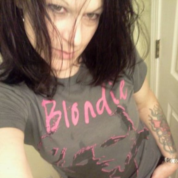 Meet your Posher, Shelly - Picture 1 of 16